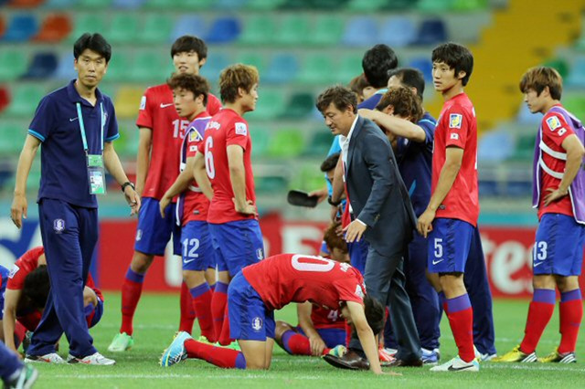 이광종 U-20 한국 대표팀 감독이 8일(한국시간) 터키 카이세리 카디르 하스 스타디움에서 열린 2013 국제축구연맹(FIFA) U-20 월드컵 8강전에서 승부차기 끝에 패한 한국 선수들을 위로하고 있다.