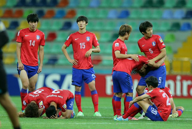 8일(한국시간) 터키 카이세리 카디르 하스 스타디움에서 열린 2013 국제축구연맹(FIFA) U-20 월드컵 8강전에서 승부차기 끝에 이라크에 패한 한국 선수들이 아쉬워하며 서로를 위로하고 있다.