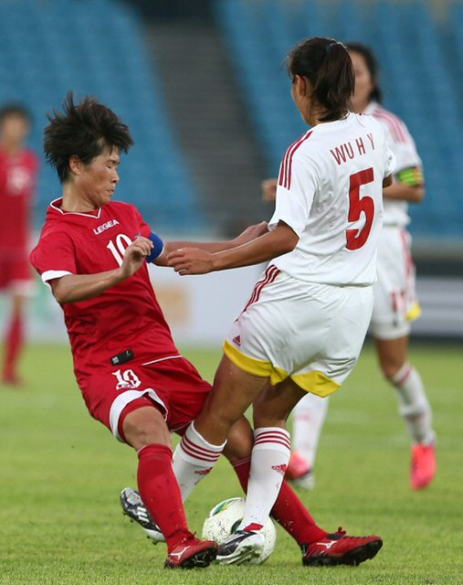 27일 오후 서울 잠실종합운동장에서 열린 2013 동아시안컵축구대회 여자축구 북한과 중국의 경기. 북한 라은심이 중국 우 하이얀과 부딪힌 뒤 넘어지고 있다. 