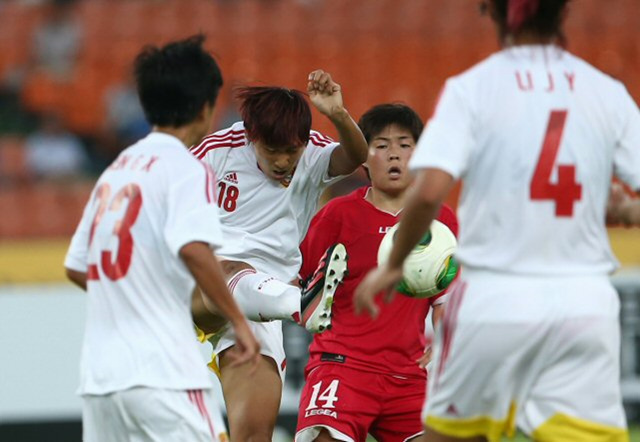 27일 오후 서울 잠실종합운동장에서 열린 2013 동아시안컵축구대회 여자축구 북한과 중국의 경기. 중국 한 펑이 골문 앞 혼전 상황에서 온힘을 다해 공을 걷어내고 있다.