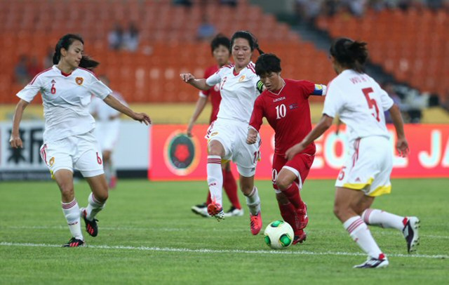 27일 오후 서울 잠실종합운동장에서 열린 2013 동아시안컵축구대회 여자축구 북한과 중국의 경기. 북한 라은심이 중국 문전에서 수비수를 몰고 다니며 드리블을 하고 있다.