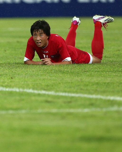 27일 오후 서울 잠실종합운동장에서 열린 2013 동아시안컵축구대회 여자축구 북한과 중국의 경기. 북한 리예경이 중국 골문 앞에서 시도한 오버헤드킥이 골대를 벗어나자 아쉬워하고 있다.