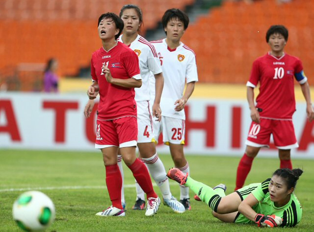 27일 오후 서울 잠실종합운동장에서 열린 2013 동아시안컵축구대회 여자축구 북한과 중국의 경기. 중국 골키퍼 왕 페이가 북한의 코너킥을 손으로 쳐낸 뒤 공을 바라보고 있다. 