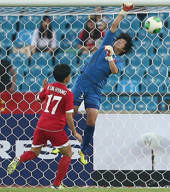 27일 오후 서울 잠실종합운동장에서 열린 2013 동아시안컵축구대회 여자축구 북한과 중국의 경기. 북한 골키퍼 홍명희가 중국 선수의 슛을 걷어내고 있다.