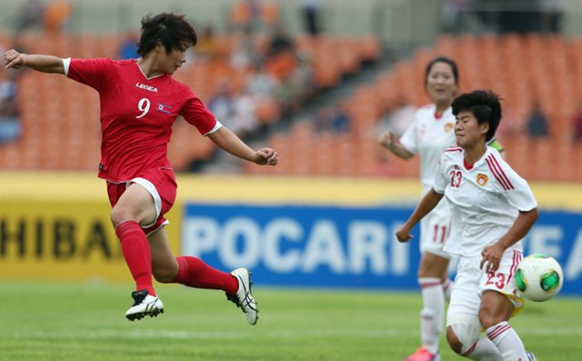 27일 오후 서울 잠실종합운동장에서 열린 2013 동아시안컵축구대회 여자축구 북한과 중국의 경기. 북한 정유리가 프리킥으로 연결된 패스를 절묘하게 흘려보내고 있다. 중국 23번은 런 귀신.