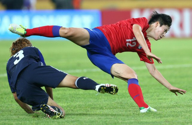 27일 오후 서울 잠실종합운동장에서 열린 2013 동아시안컵축구대회 여자축구 한국과 일본의 경기. 한국 유영아가 드리블을 시도하다 일본 이와시미즈 아즈사의 수비에 걸려 넘어지고 있다.