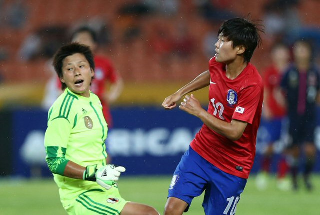 27일 오후 서울 잠실종합운동장에서 열린 2013 동아시안컵축구대회 여자축구 한국과 일본의 경기. 한국의 지소연이 일본 골대 앞에서 공을 가볍게 차 넣은 뒤 공을 바라보고 있다.