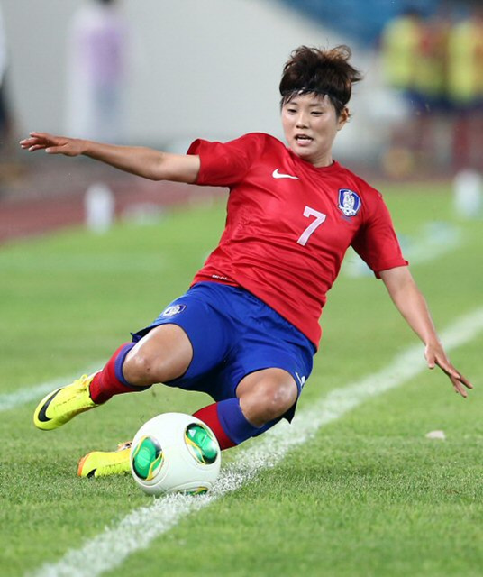 27일 오후 서울 잠실종합운동장에서 열린 2013 동아시안컵축구대회 여자축구 한국과 일본의 경기. 한국 전가을이 터치라인으로 넘어가는 공을 살려내기 위해 몸을 날려 슬라이딩을 시도하고 있다. 