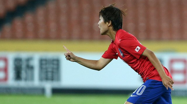 27일 오후 서울 잠실종합운동장에서 열린 2013 동아시안컵축구대회 여자축구 한국과 일본의 경기. 전반 12분 한국의 지소연이 일본 페널티 에어리어 앞에서 프리킥으로 선취골을 넣은 뒤 환호하고 있다.