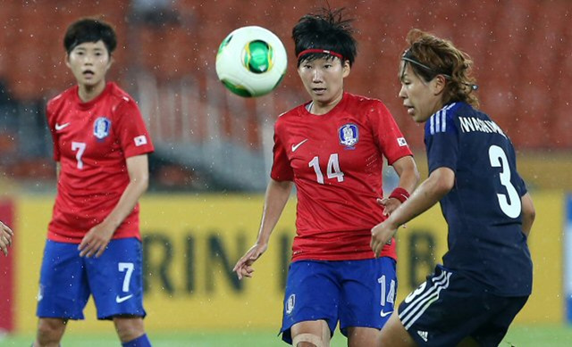 27일 오후 서울 잠실종합운동장에서 열린 2013 동아시안컵축구대회 여자축구 한국과 일본의 경기. 한국의 권하늘이 일본 패널티 에어리어 앞에서 칩샷 패스를 시도하고 있다. 