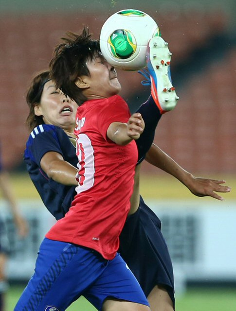 27일 오후 서울 잠실종합운동장에서 열린 2013 동아시안컵축구대회 여자축구 한국과 일본의 경기. 한국 지소연이 일본 패널티 에어리어 앞에서 일본 수비의 높은 발에 아랑곳하지 않고 볼경합을 벌이고 있다. 