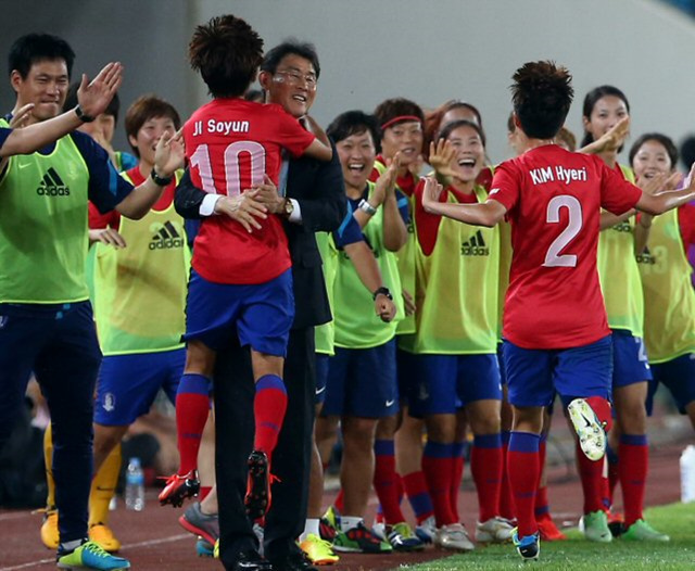 27일 오후 서울 잠실종합운동장에서 열린 2013 동아시안컵축구대회 여자축구 한국과 일본의 경기. 전반 12분 한국의 지소연이 일본 페널티 에어리어 앞에서 프리킥으로 선취골을 넣은 뒤 윤덕여 감독 품에 안기고 있다.