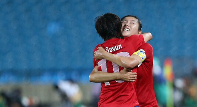 27일 오후 서울 잠실종합운동장에서 열린 2013 동아시안컵축구대회 여자축구 한국과 일본의 경기. 한국의 지소연이 추가골을 성공시킨 뒤 심서연과 함께 기뻐하고 있다. 