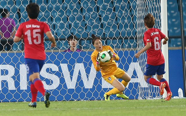 27일 오후 서울 잠실종합운동장에서 열린 2013 동아시안컵축구대회 여자축구 한국과 일본의 경기. 한국 골키퍼 김정미가 일본의 슛을 잡아내고 있다.