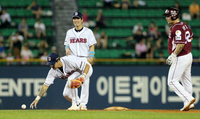 6일 서울 잠실야구장에서 열린 프로야구 두산과 넥센의 경기. 5회초 무사 만루 상황에서 넥센 강정호의 땅볼을 두산 오재원이 놓치고 있다. 