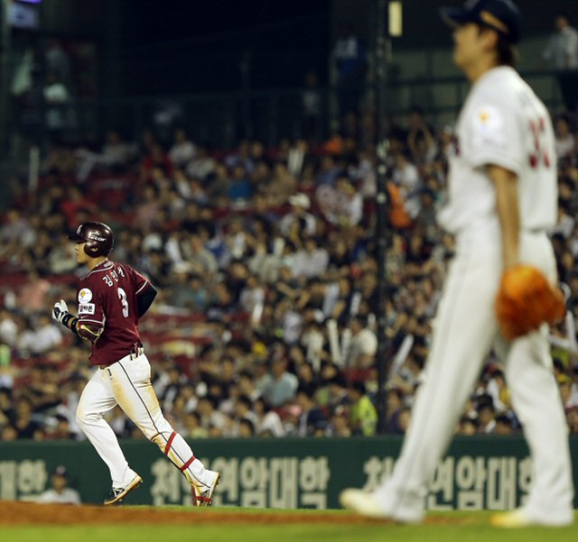 7일 서울 잠실야구장에서 열린 프로야구 두산과 넥센의 경기. 5회초 2사 1루 상황에서 넥센 김민성이 동점 투런포를 터뜨린 뒤 2루를 향해 뛰고 있다. 두산 투수는 김선우.