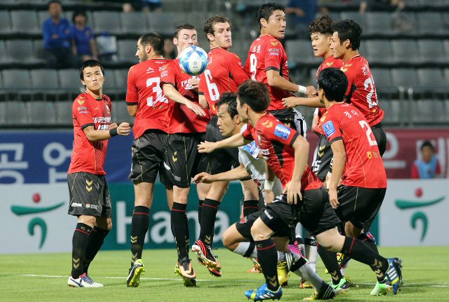 7일 오후 창원축구센터에서 열린 2013 하나은행 FA컵 8강전 경남FC와 포항스틸러스의 경기. 전반 포항스틸러스의 첫 프리킥 찬스 때 경남FC 수비벽 사이로 공이 빠지자 포항 노병준이 중앙을 돌파하고 있다. 