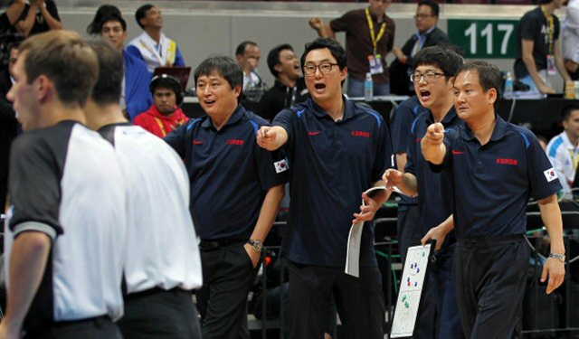 2013 남자농구 아시아선수권대회 한국과 필리핀의 4강전이 10일 밤 필리핀 마닐라 몰오브아시아 아레나에서 펼쳐졌다. 경기 종료후 유재학 감독과 코칭스탭이 심판들에게 뭔가 얘기하고 있다.