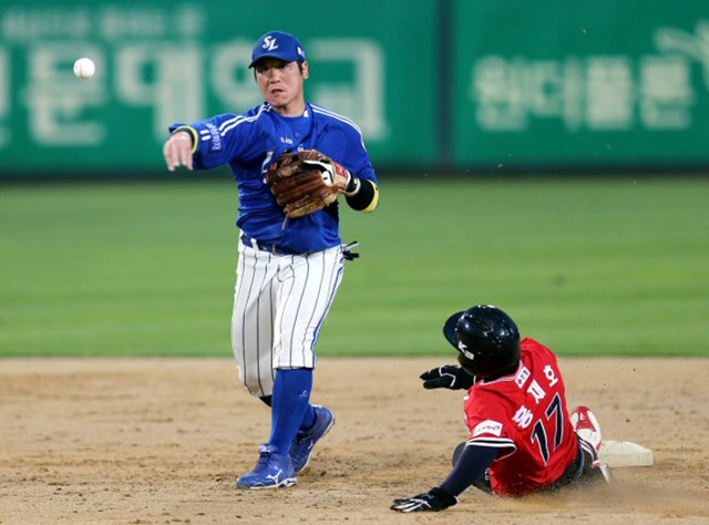 11일 광주 무등경기장에서 벌어진 프로야구 삼성 라이온즈와 KIA 타이거즈의 경기. 5회말 무사 1루 KIA 9번타자 이홍구의 병살타로 1루주자 홍재호가 2루에서 포스아웃되고 있다.