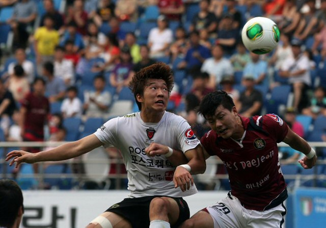 11일 대전월드컵경기장에서 열린 프로축구 현대오일뱅크 K리그 클래식 대전 시티즌과 포항 스틸러스의 경기에서 포항 고무열(왼쪽)과 대전 정석민이 헤딩 경합을 하고 있다. 