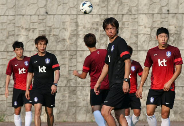 오는 14일 페루와의 평가전을 앞둔 축구대표팀이 12일 오후 수원월드컵보조경기장에서 소집훈련에 나서 홍명보 감독이 굳은 표정으로 훈련하는 선수들을 바라보고 있다.