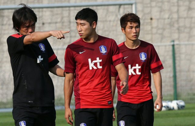 오는 14일 페루와의 평가전을 앞둔 축구대표팀이 12일 오후 수원월드컵보조경기장에서 소집훈련에 나서 홍명보 감독(왼쪽)이 이근호 선수에게 위치 선정에 대해 이야기하고 있다.