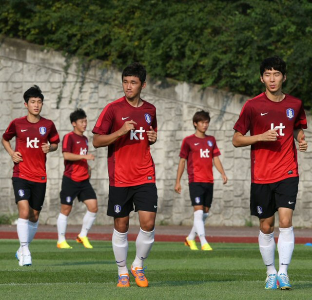 오는 14일 페루와의 평가전을 앞둔 축구대표팀이 12일 오후 수원월드컵보조경기장에서 소집훈련에 나서 최전방 공격수로 나설 김동섭(오른쪽), 조동건이 전술 훈련을 실시하고 있다.