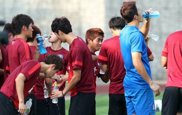 오는 14일 페루와의 평가전을 앞둔 축구대표팀이 폭염이 계속된 12일 오후 수원월드컵보조경기장에서 소집훈련에 실시하는 도중 휴식 시간 음료수를 마시며 갈증을 풀고 있다.