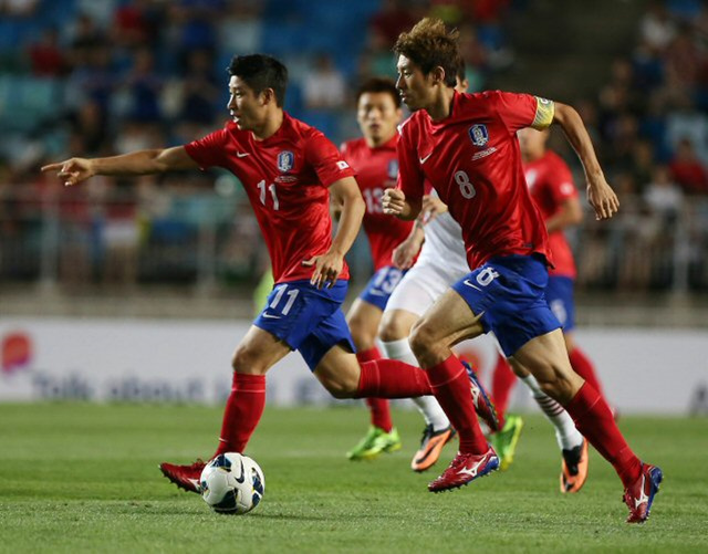 14일 오후 경기도 수원월드컵경기장에서 열린 대한민국 대 페루 평가전. 한국 이근호가 드리블하는 하대성을 향해 패스 방향을 지시하며 달리고 있다.