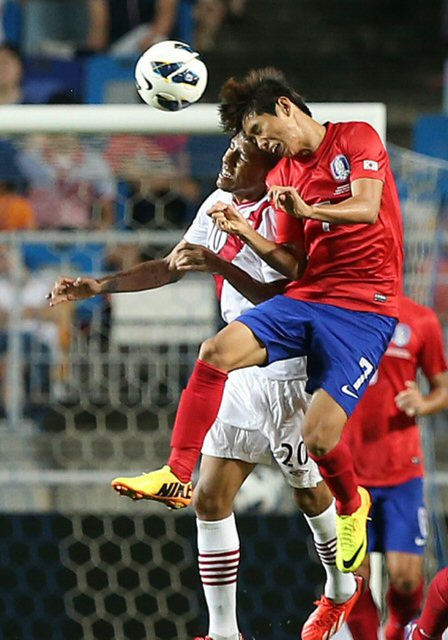 14일 오후 경기도 수원월드컵경기장에서 열린 대한민국 대 페루 평가전. 한국 윤일록이 페루 선수와 공중볼 경합을 벌이고 있다.