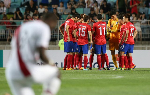 14일 오후 경기도 수원월드컵경기장에서 열린 대한민국 대 페루 평가전. 한국 대표팀 선수들이 경기 시작전 승리의 결의를 다지고 있다.