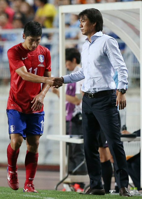 14일 오후 경기도 수원월드컵경기장에서 열린 대한민국 대 페루 평가전. 후반 교체 아웃된 한국의 이근호가 홍명보 감독의 격려를 받고 있다. 