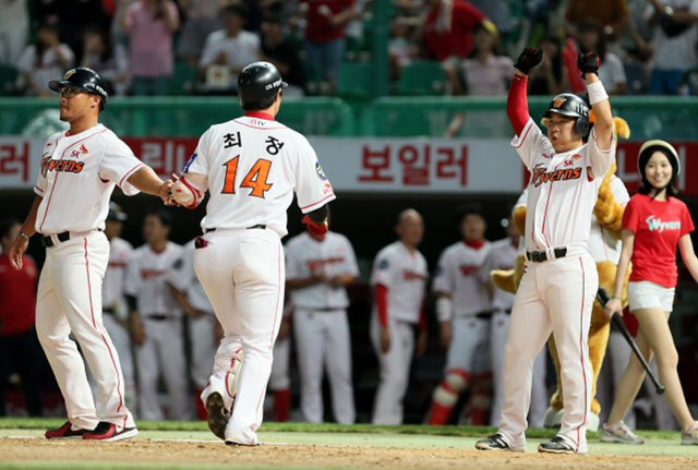 22일 오후 인천 문학구장에서 열린 프로야구 SK 와이번스 대 LG 트윈스의 경기. 3회말 1사 1루 상황에서 SK 최정이 개인통산 150호 홈런을 치고 홈으로 들어와 동료들과 기쁨을 나누고 있다.