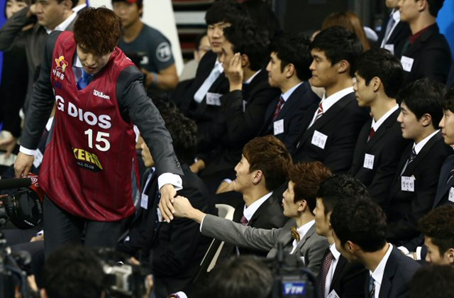 30일 오후 서울 잠실학생체육관에서 열린 2013 KBL 국내신인선수 드래프트에서 전체 1순위로 창원LG에 지명된 김종규가 두경민과 주먹을 맞대고 있다. 키 206.3cm, 몸무게 95.4kg의 김종규는 김민구, 박재현과 함께 경희대의 2011년, 2012년 대학농구리그 2연패 주역이다. 또한 김민구와 함께 아시아농구선수권에서 한국을 3위로 이끌었으며 이달 막을 내린 대학농구 정규리그에선 최우수선수(MVP)로 뽑혔다. 