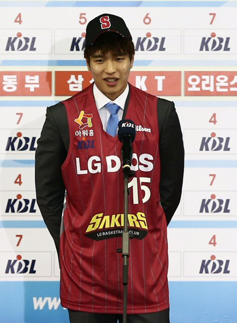 30일 오후 서울 잠실학생체육관에서 열린 2013 KBL 국내신인선수 드래프트에서 전체 1순위로 창원LG에 지명된 김종규가 소감을 밝히고 있다. 키 206.3cm, 몸무게 95.4kg의 김종규는 김민구, 박재현과 함께 경희대의 2011년, 2012년 대학농구리그 2연패 주역이다. 또한 김민구와 함께 아시아농구선수권에서 한국을 3위로 이끌었으며 이달 막을 내린 대학농구 정규리그에선 최우수선수(MVP)로 뽑혔다.