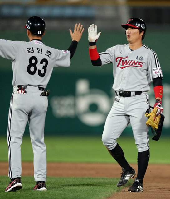 1일 부산 사직야구장에 열린 2013 프로야구 롯데 자이언츠 대 LG 트윈스 경기. 7회말 1사 2,3루 LG 이진영이 재역전 2타점 적시타를 때린 뒤 1루 코치와 하이파이브하고 있다.