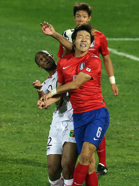 15일 천안종합운동장에서 열린 축구 국가대표팀 친선경기 한국과 말리의 경기. 김영권이 헤딩 도중 말리 세이투 케이타의 팔꿈치에 맞고 있다. 케이타 경고.