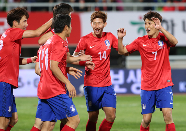 15일 천안 서북구 백석동 천안종합운동장에서 열린 축구 국가대표팀 친선경기 한국과 말리의 경기에서 김보경을 골을 성공시킨 뒤 기뻐하고 있다. 