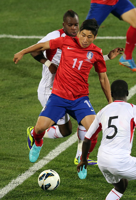 15일 천안 서북구 백석동 천안종합운동장에서 열린 축구 국가대표팀 친선경기 한국과 말리의 경기에서 이근호가 말리 야쿠바 실라를 등지고 드리블 하고 있다.