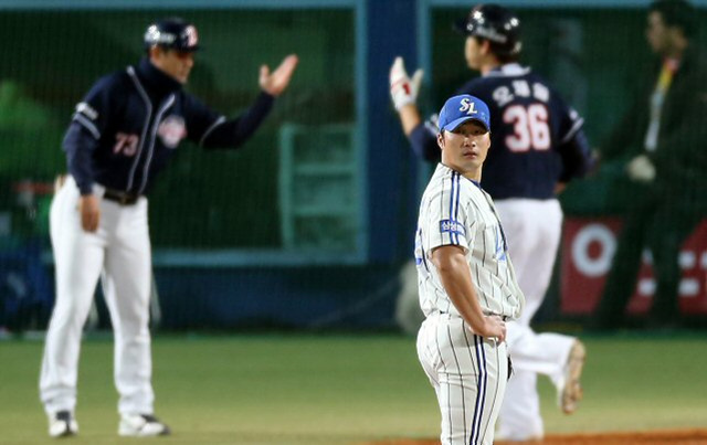 25일 대구구장에서 열린 프로야구 한국시리즈 2차전 삼성과 두산의 경기. 13회초 1사 상황에서 두산 오재일이 솔로홈런을 친 뒤 환호하고 있다. 앞쪽 투수는 삼성 오승환. 