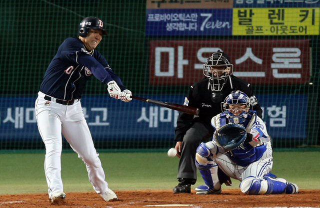 25일 대구구장에서 열린 프로야구 한국시리즈 2차전 삼성과 두산의 경기. 8회초 1사 상황에서 두산 김현수가 내야 안타를 치고 있다. 