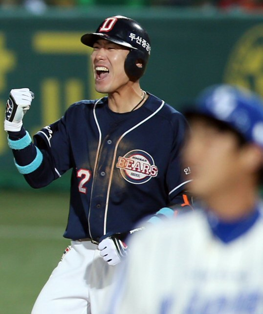 25일 대구구장에서 열린 프로야구 한국시리즈 2차전. 0-0으로 팽팽하게 맞선 8회초 2사 1, 3루의 상황에서 두산 김재호가 삼성 투수 안지만을 상대로 적시타를 터트리고 어퍼컷 세리머니를 펼치고 있다. 