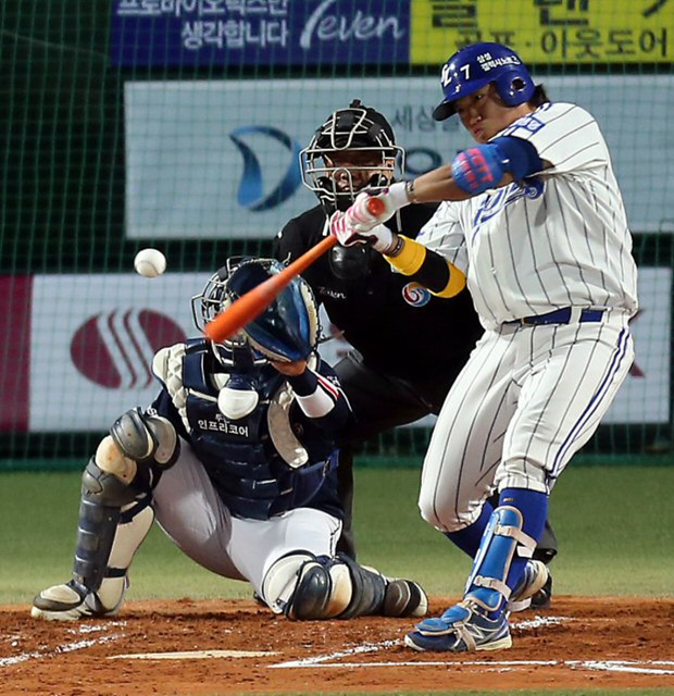 25일 대구구장에서 열린 프로야구 한국시리즈 2차전 삼성과 두산의 경기. 1회말 2사 상황에서 삼성 박석민이 안타를 치고 있다.