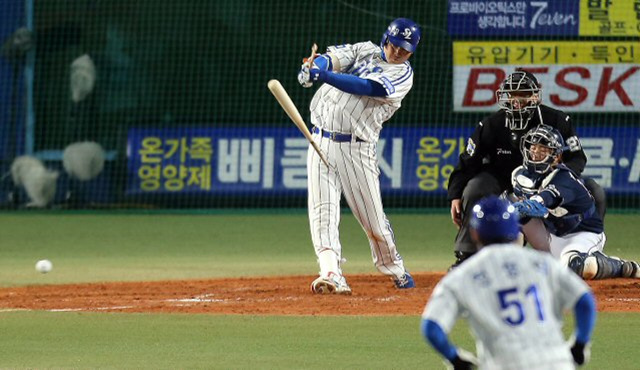 25일 대구구장에서 열린 프로야구 한국시리즈 2차전 삼성과 두산의 경기. 8회말 1사 1,3루 상황에서 삼성 채태인이 동점타를 치고 있다.