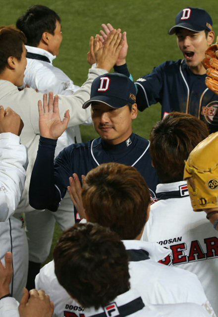 25일 오후 대구구장에서 열린 프로야구 한국시리즈 2차전 삼성 대 두산 경기. 11회말 2사 만루 위기를 넘긴 두산 정재훈이 선수들과 손바닥을 부딪치고 있다.