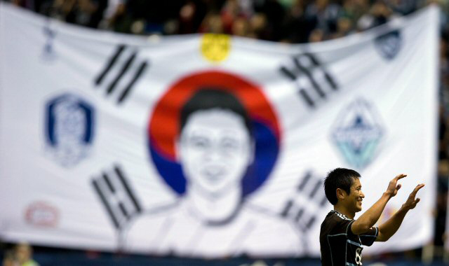 28일(이하 한국시간) 캐나다 밴쿠버에서 열린 미국 메이저리그사커(MLS) 최종전 밴쿠버 화이트캡스-콜로라도 래피즈 경기, 은퇴하는 이영표가 자신의 얼굴이 새겨진 태극기 현수막이 앞에서 마지막 인사를 하고 있다.