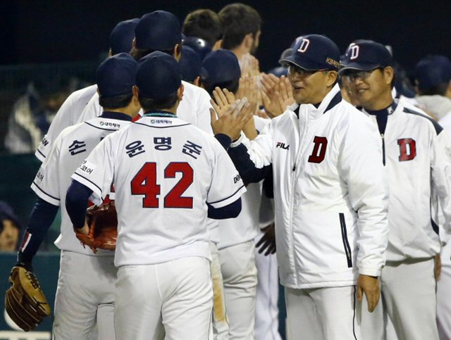 28일 오후 서울 잠실구장에서 열린 프로야구 한국시리즈 4차전 두산 대 삼성 경기. 경기를 승리로 마친 김진욱 두산 감독이 선수들을 격려하고 있다. 