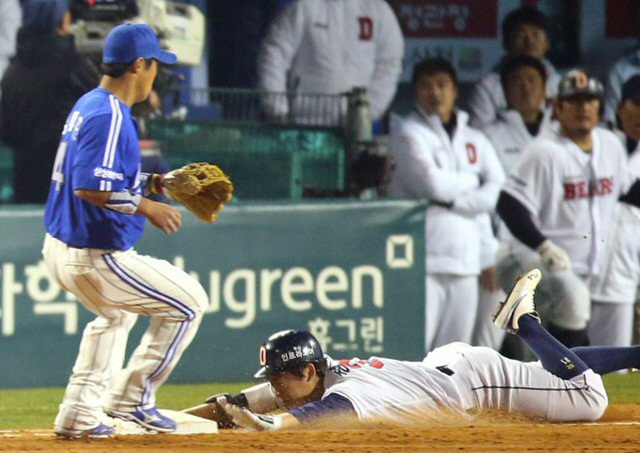 28일 오후 잠실구장에서 열린 프로야구 한국시리즈 4차전 두산 대 삼성 경기. 1회말 1사에서 정수빈이 번트를 댄 뒤 1루에서 세이프되고 있다. 