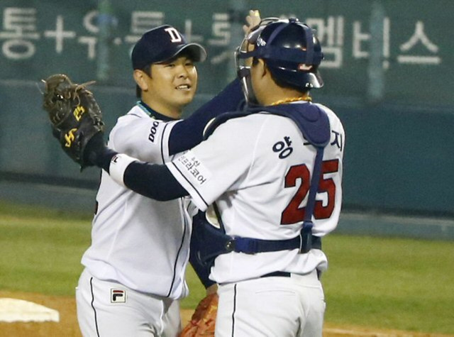 28일 오후 서울 잠실구장에서 열린 프로야구 한국시리즈 4차전 두산 대 삼성 경기 . 경기에서 승리한 두산 마무리 윤명준과 포수 양의지가 환호하고 있다.