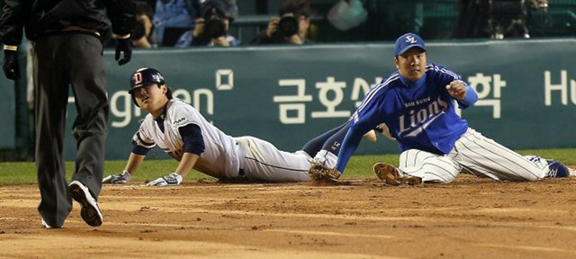 29일 서울 잠실야구장에서 열린 프로야구 한국시리즈 5차전 두산 대 삼성 경기. 1회말 1사 상황에서 두산 정수빈이 내야안타를 친 뒤 1루에서 아슬아슬하게 세이프되고 있다.